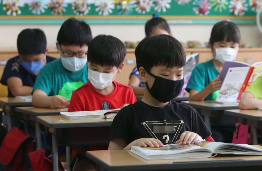 epa04790075 Students wearing masks read books during class at an elementary school in Busan, southeast of Seoul, South Korea, 09 June 2015. Schools have been taking measures to prevent the spread of Middle East Respiratory Syndrome (MERS), a virus that has caused seven deaths in the country as of 09 June. EPA/YONHAP SOUTH KOREA OUT -- ATTENTION EDITORS: PICTURE PIXELATED AT SOURCE EDITORIAL USE ONLY +++(c) dpa - Bildfunk+++