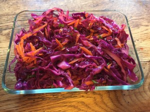kırmızı lahana salatası bir süre buzdolabında bekletildikten sonra servis yapılır