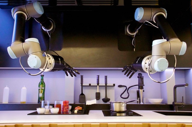 mutfaktaki robot aşçı.. akıllı şef.. yemek pişirmek 